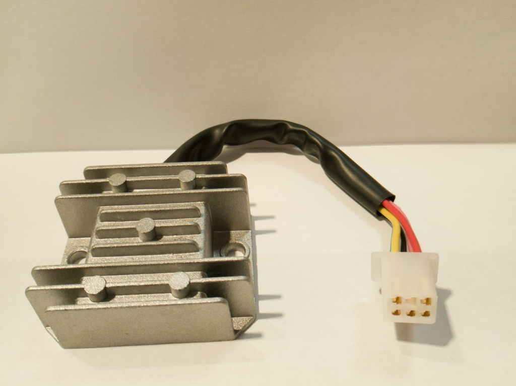 REGULADOR 12V 5CABLES AKT(NKD, SL, EVO, 110 SPECIAL). MOTOCICLETA
